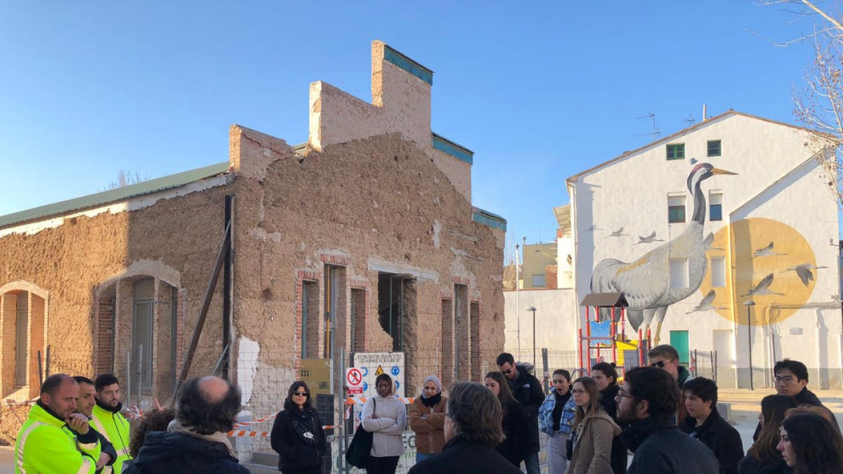 Els alumnes, al costat dels responsables de la visita.