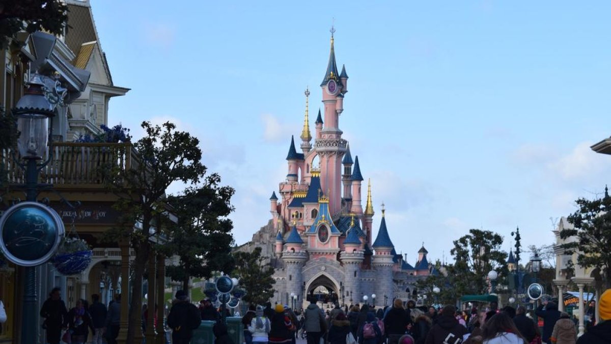 La huelga en Disneyland Paris complica las vacaciones de miles de turistas