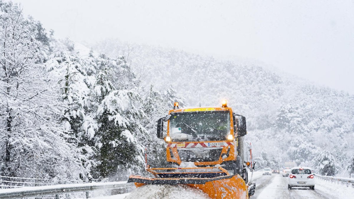 Una llevaneu netejant ahir la carretera N-260 al seu pas per Sant Pau de Segúries (Girona).