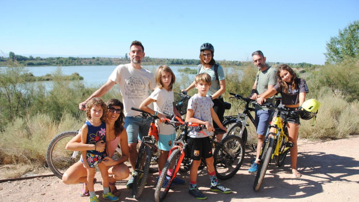 La familias Narváez Gea y Narváez Ferrer aprovecharon su visita al llano de Lleida para recorrer en bicicleta el perímetro del Estany d’Ivars i Vila-sana.