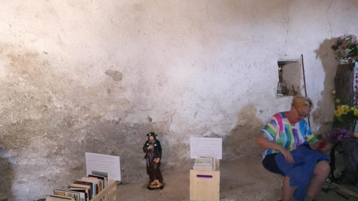 Dos cajas de libros y revistas en una de las ermitas que forman parte del proyecto ‘Vall Ferrera Llegeix’.