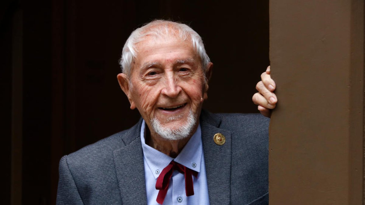 L’escriptor lleidatà Josep Vallverdú celebrarà avui al Palau de la Generalitat els seus 100 anys.