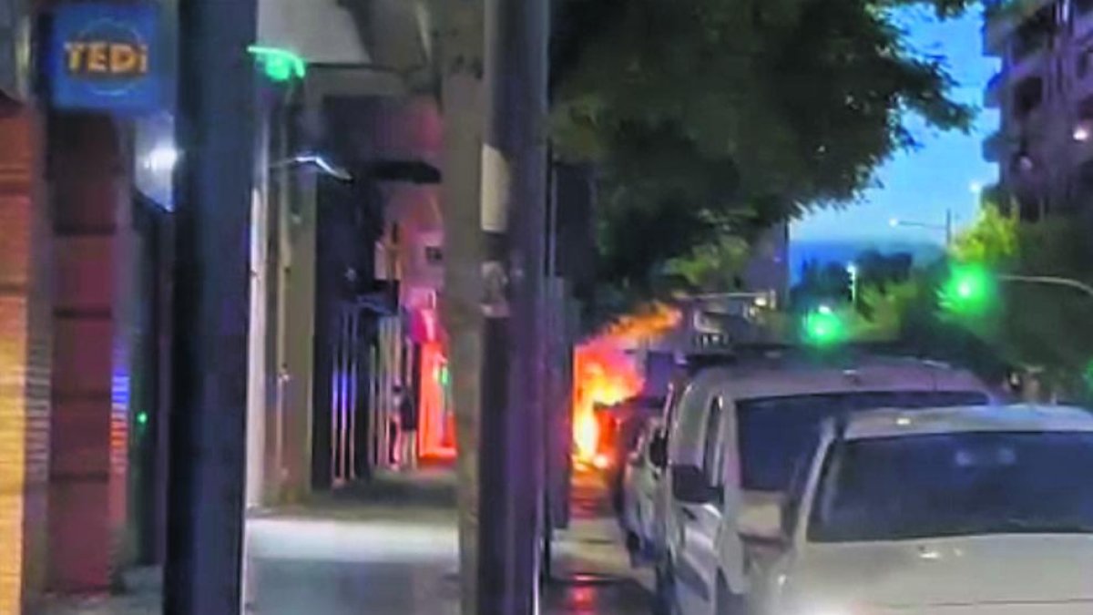 El último incendio de contenedores tuvo lugar ayer mismo en la calle Baró de Maials de Lleida.