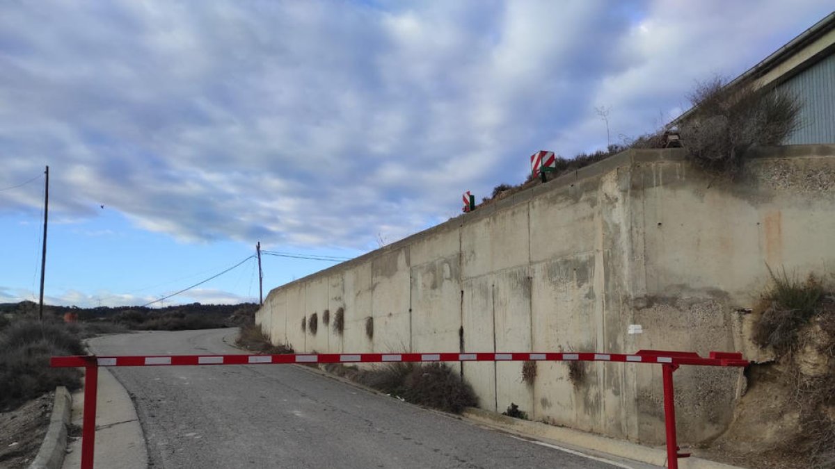 Vilanova de l'Aguda mantiene cerrado un camino que cortó en verano