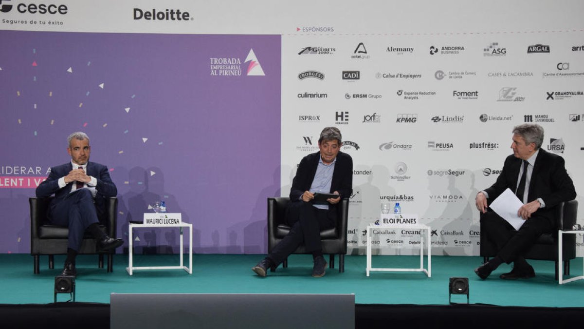 Els presidents d'Aena i Fluidra, amb el moderador, a la taula sobre liderar el mercat mundial