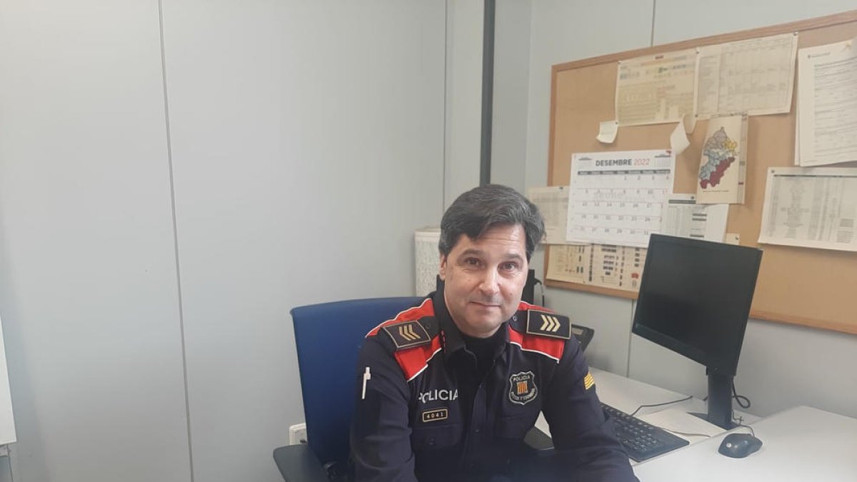 Imatge d’arxiu d’una patrulla dels Mossos d’Esquadra (amb l’anterior uniforme) per l’Eix Comercial de Lleida.