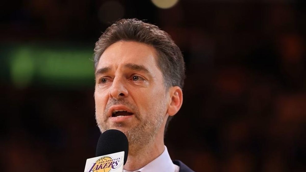 L'exjugador Pau Gasol en el seu discurs al Crypto.Com Arena dels Lakers després de ser retirada la seua samarreta i dorsal '16'.