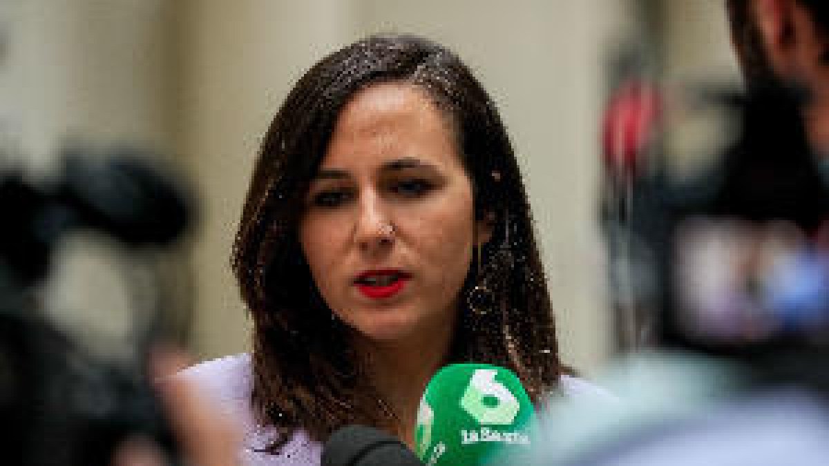 La ministra de Drets Socials i Agenda 2030, Ione Belarra, atén la premsa a la seva arribada al Senat, aquest dimecres, on intervindrà en el debat sobre el projecte de llei de protecció dels drets i el benestar dels animals i el projecte de Llei orgànica de modificació del Codi Penal en matèria de maltractament animal.