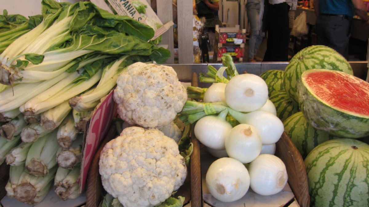 El Gobierno rebajó el IVA a alimentos como frutas y verduras.