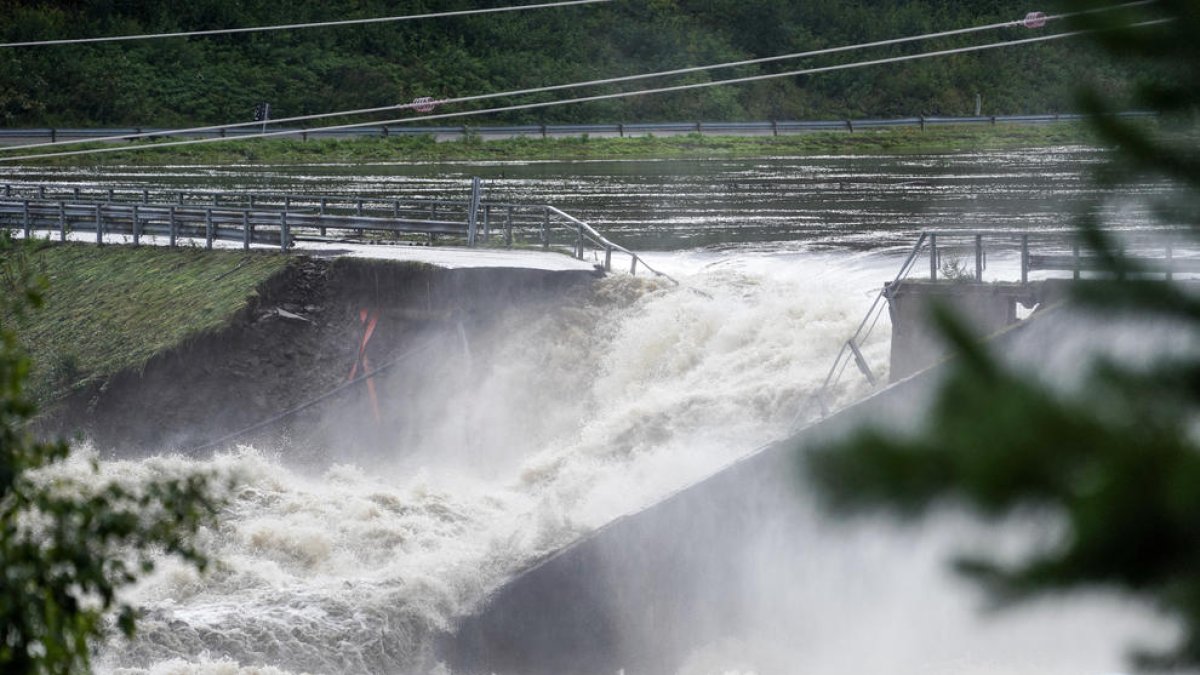 La presa de Braskereidfoss no pudo abrir sus compuertas porque la sala de control estaba inundada.