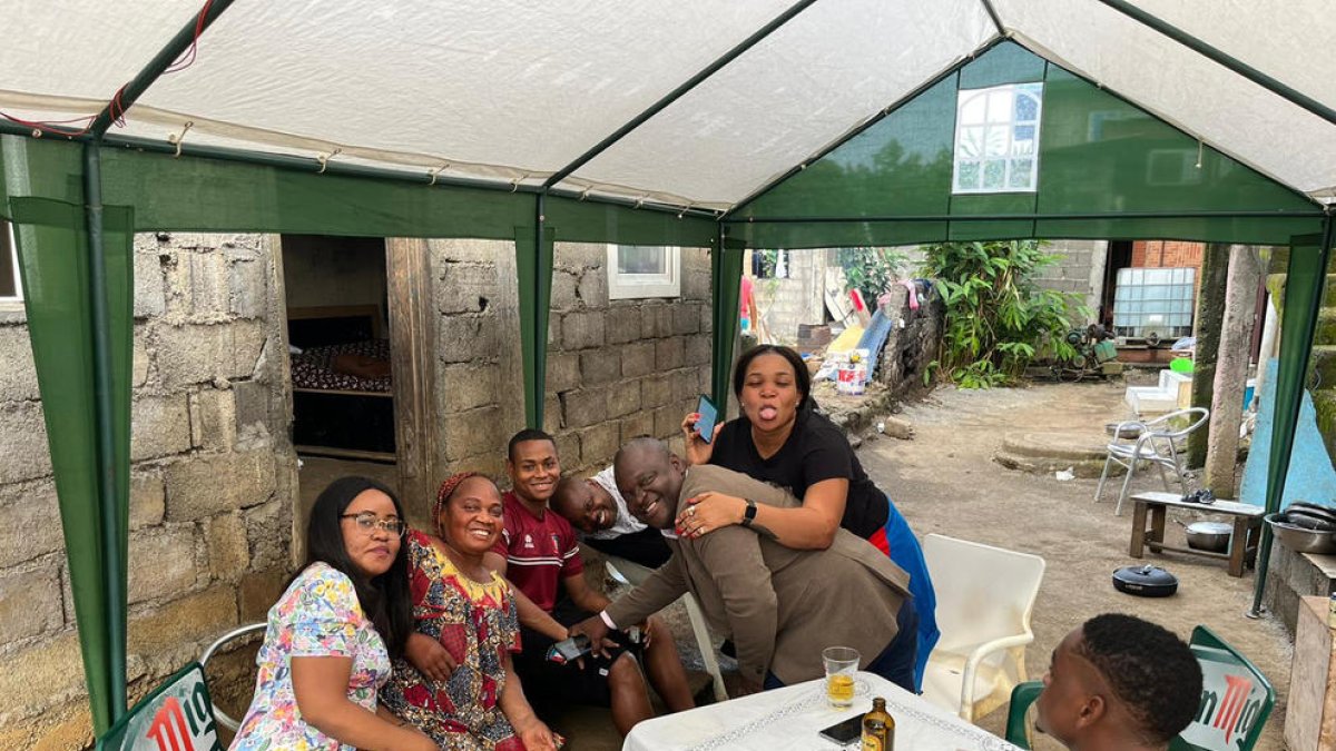 El jugador del Lleida Esportiu, amb familiars guineans.