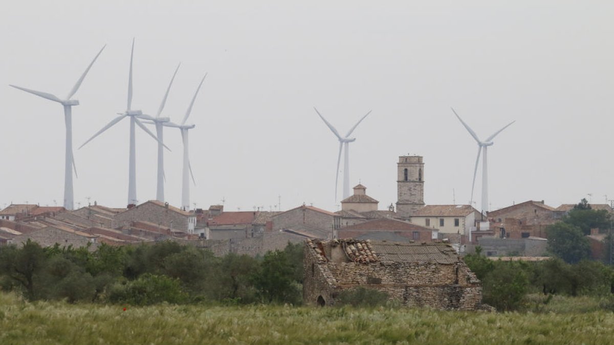 Imagen de archivo de molinos eólicos en Almatret.