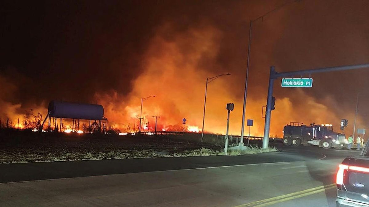 Imagen del incendio forestal de Maui fuera de control en Lahaina.