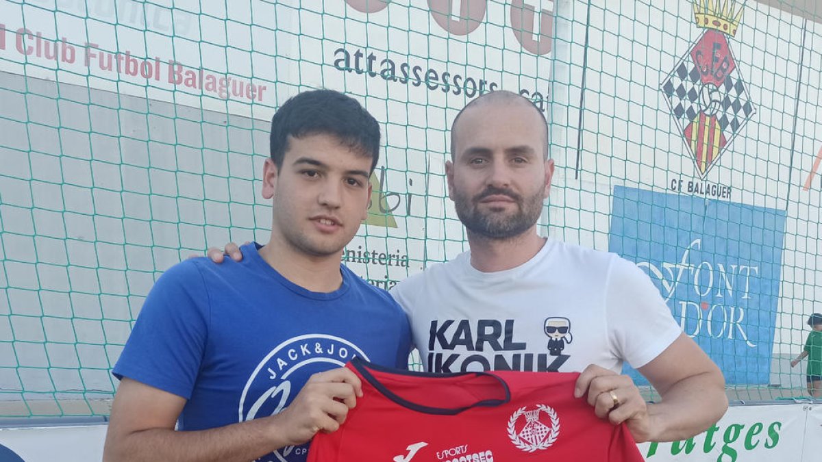Kevin Jiménez junto al presidente del Balaguer, Jaume Estrada,