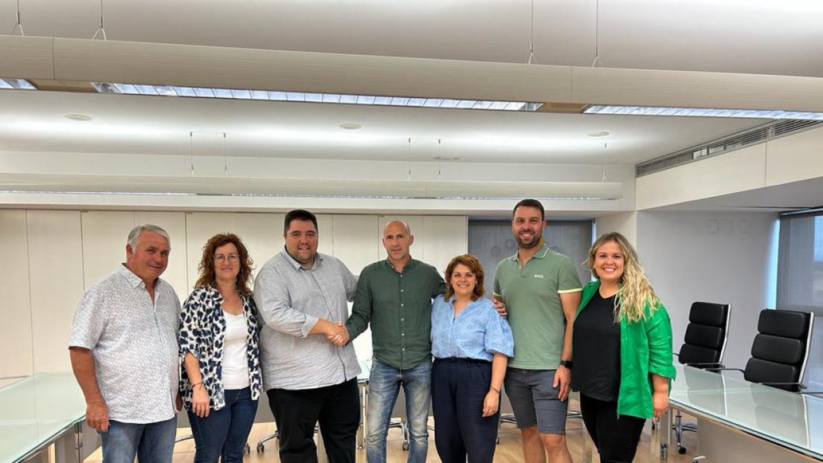 Companys y Castany, dándose la mano, con los otros cinco ediles.