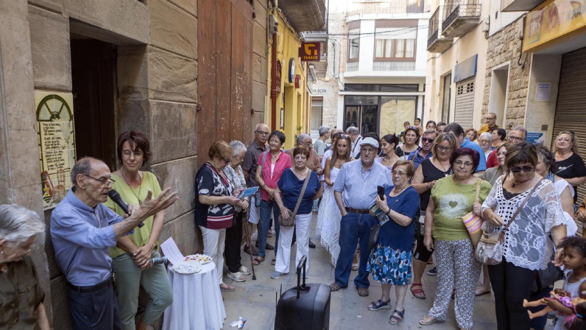 La ruta poética itinerante por Guissona partió de la casa natal de Pàmias, en la calle de Les Botigues.