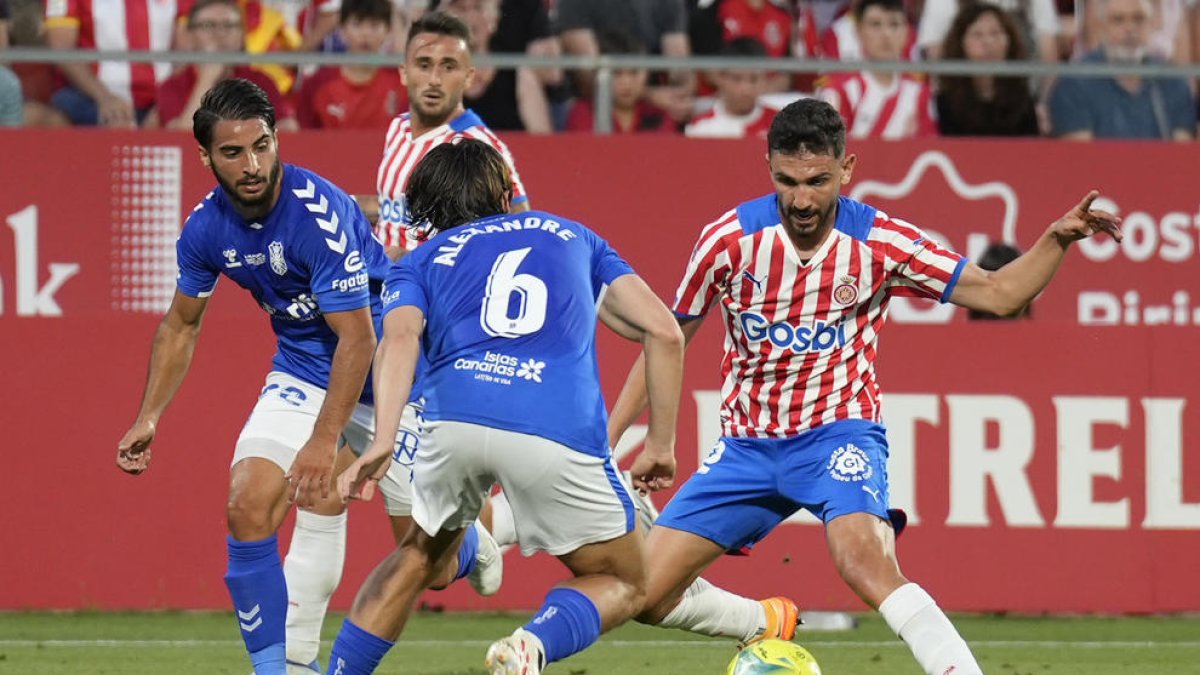 El gironí Iván Martín disputa una pilota davant de Corredera.