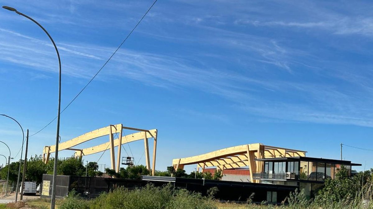 Las obras en curso para cubrir la pista polideportiva de Els Alamús.