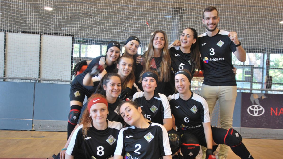 Les jugadores de l’Alpicat, amb el seu entrenador, Miquel Serret.