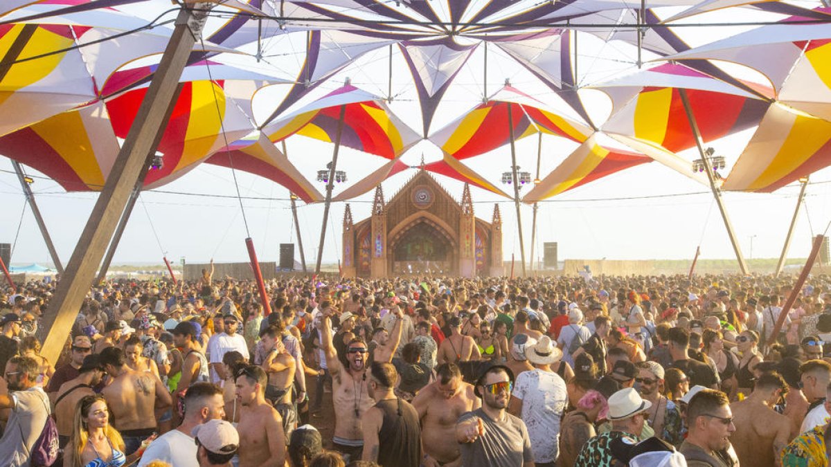 Milers de fans del techno, en l’edició de l’any passat del festival.