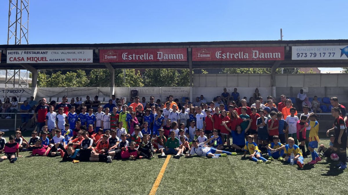 Foto conjunta de los jugadores de los equipos participantes en el torneo benjamín organizado por el club Baix Segrià.