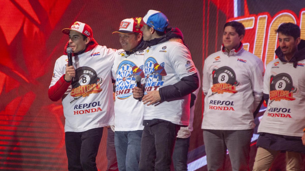 Marc y Âlex Márquez, con Emili Alzamora entre ambos, en una imagen de archivo en plena celebración.