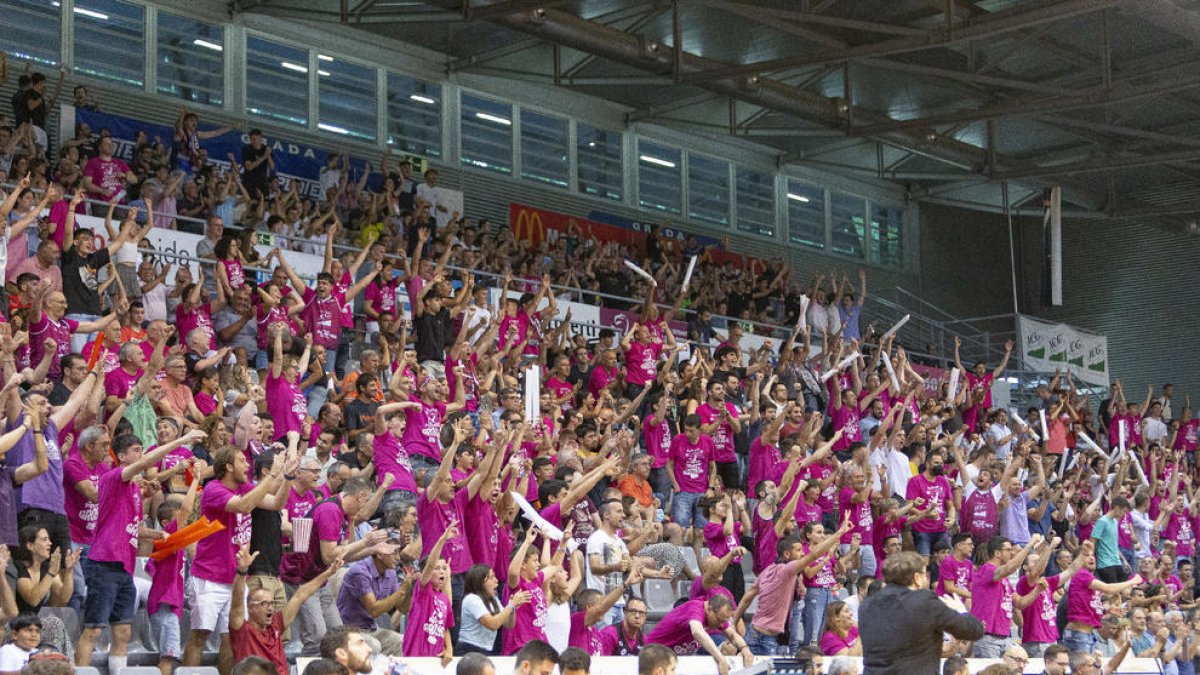 Grup de seguidors del Força Lleida, durant un partit.