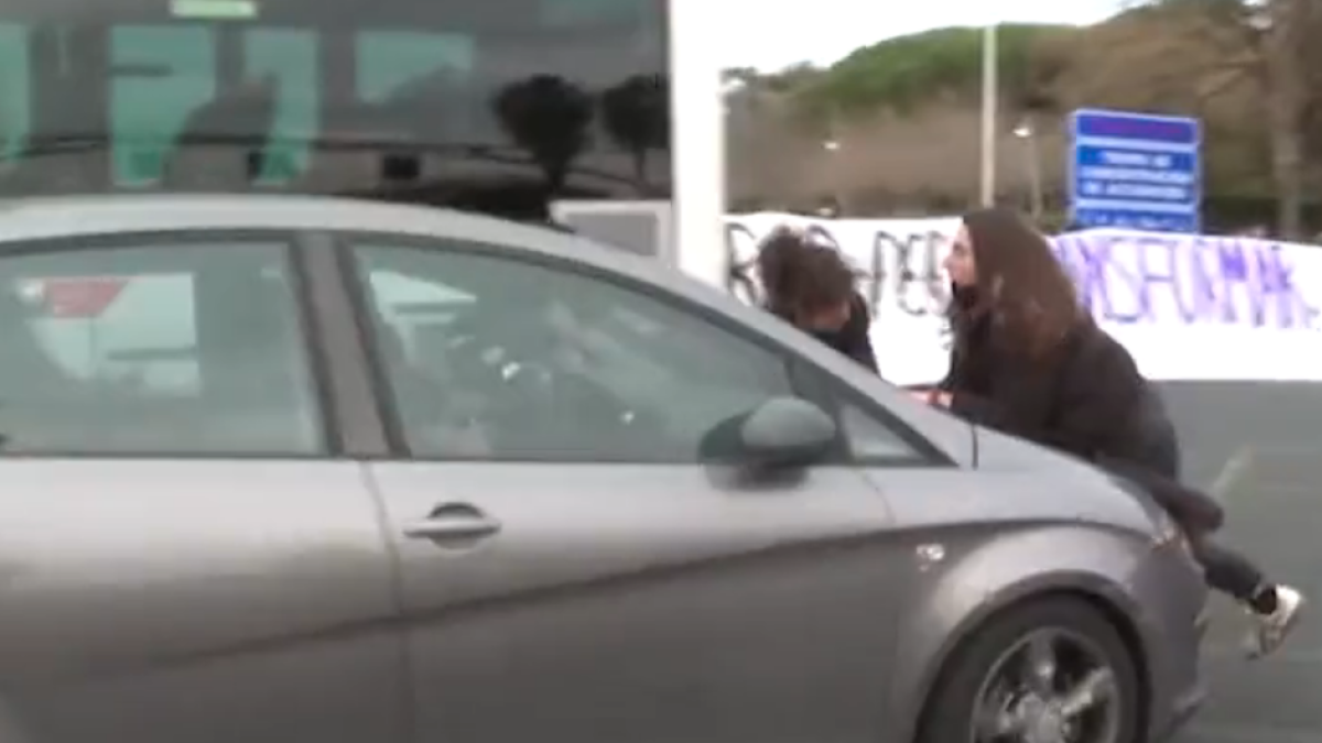 Una conductora envesteix les manifestants que tallaven la Diagonal durant la protesta del 8M a Barcelona