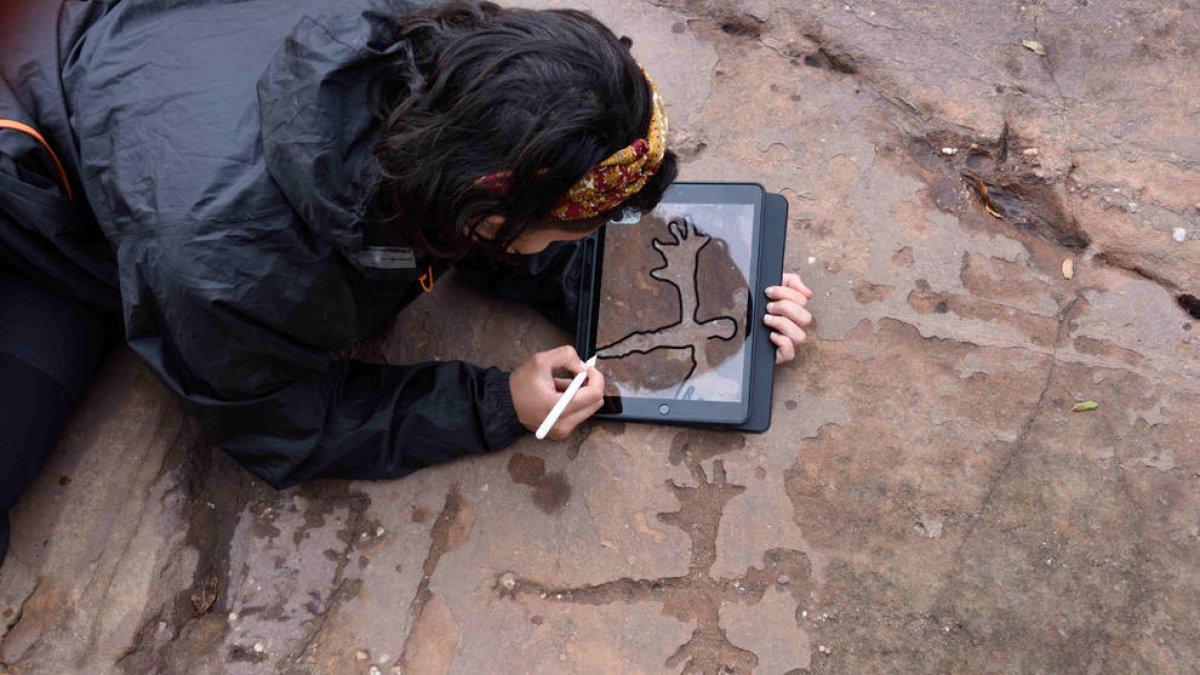 Una científica, al costat d’un dels gravats.