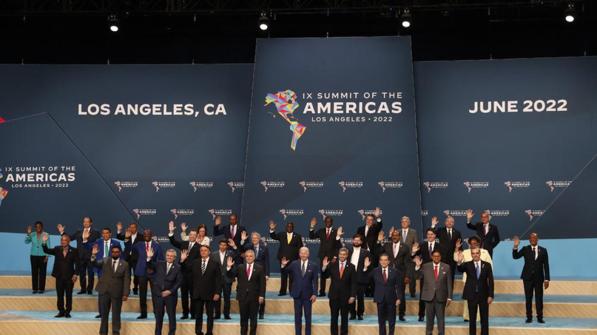 Asistentes posan durante la foto oficial de la novena Cumbre de las Américas, en Los Ángeles.