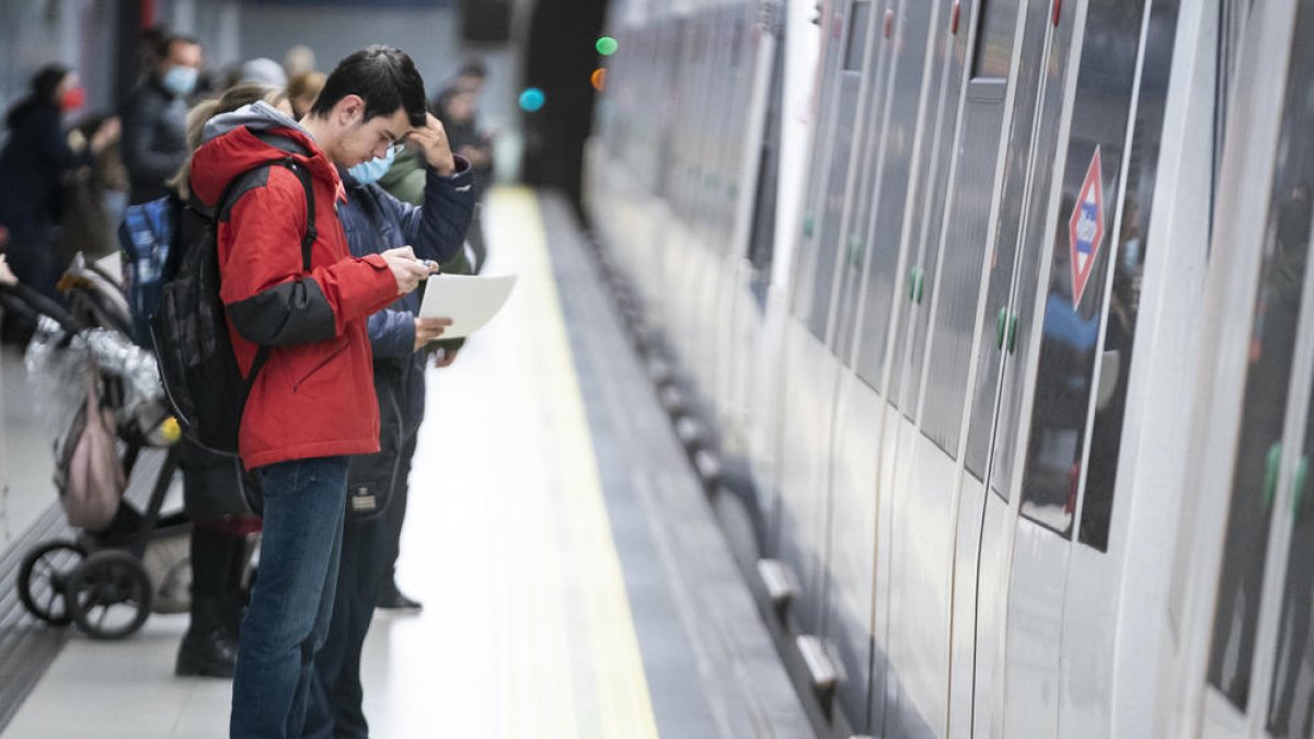 Primer día sin mascarillas obligatorias en el transporte público.