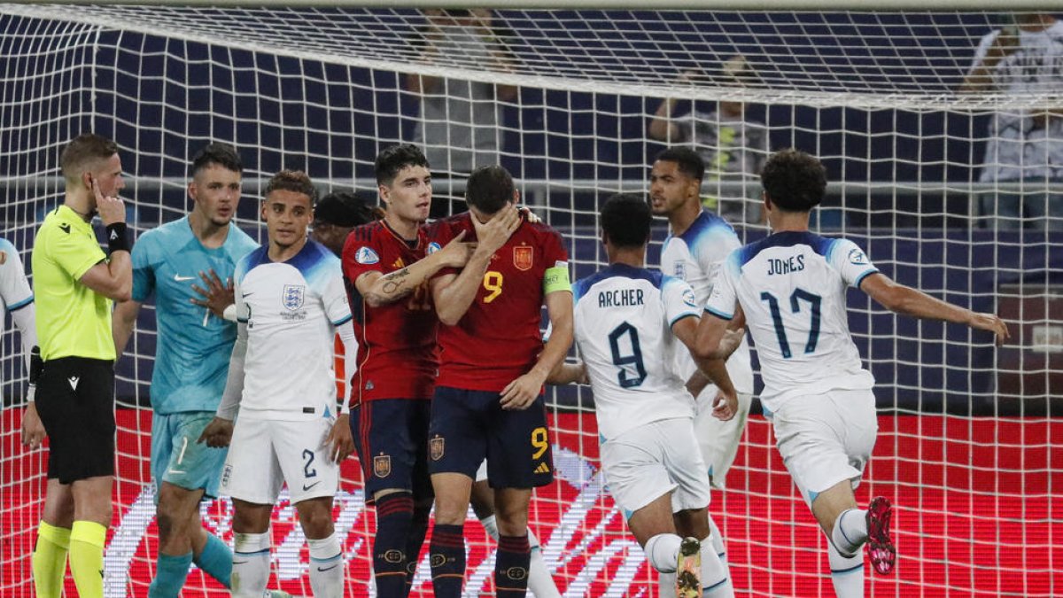 Abel Ruiz se lamenta tras fallar un penalti que hubiera llevado el partido a la prórroga.