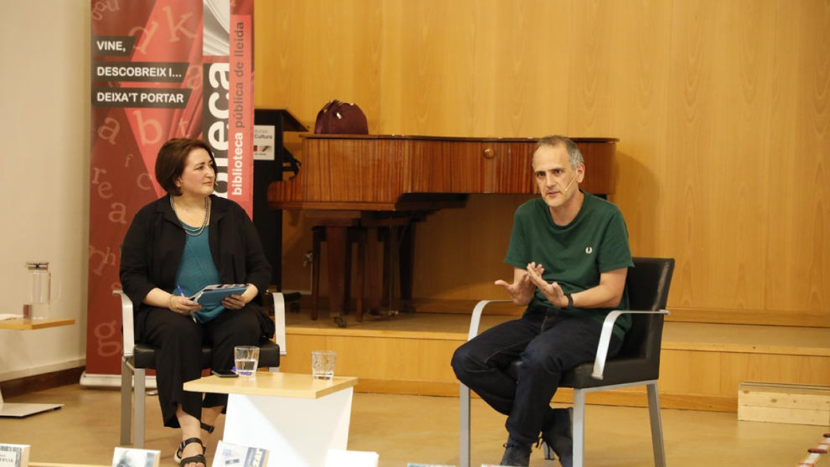 Tertulia en la Biblioteca Pública con el escritor leridano Eduard Roure