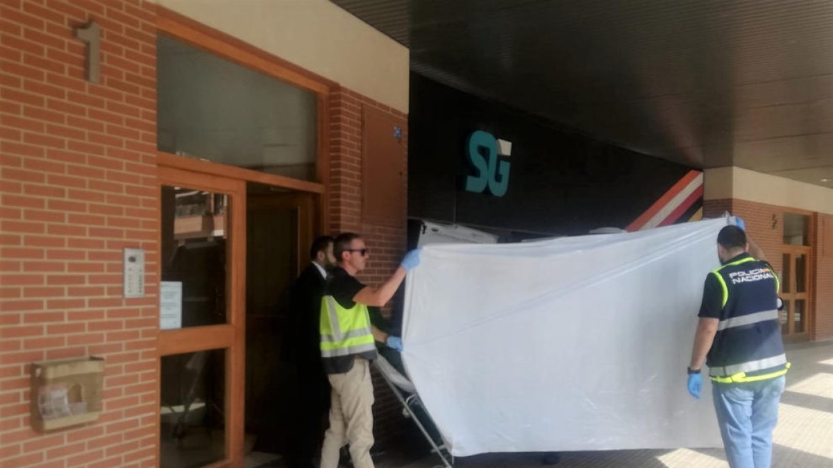 Los servicios funerarios se llevan el cuerpo de la mujer asesinada en Logroño.