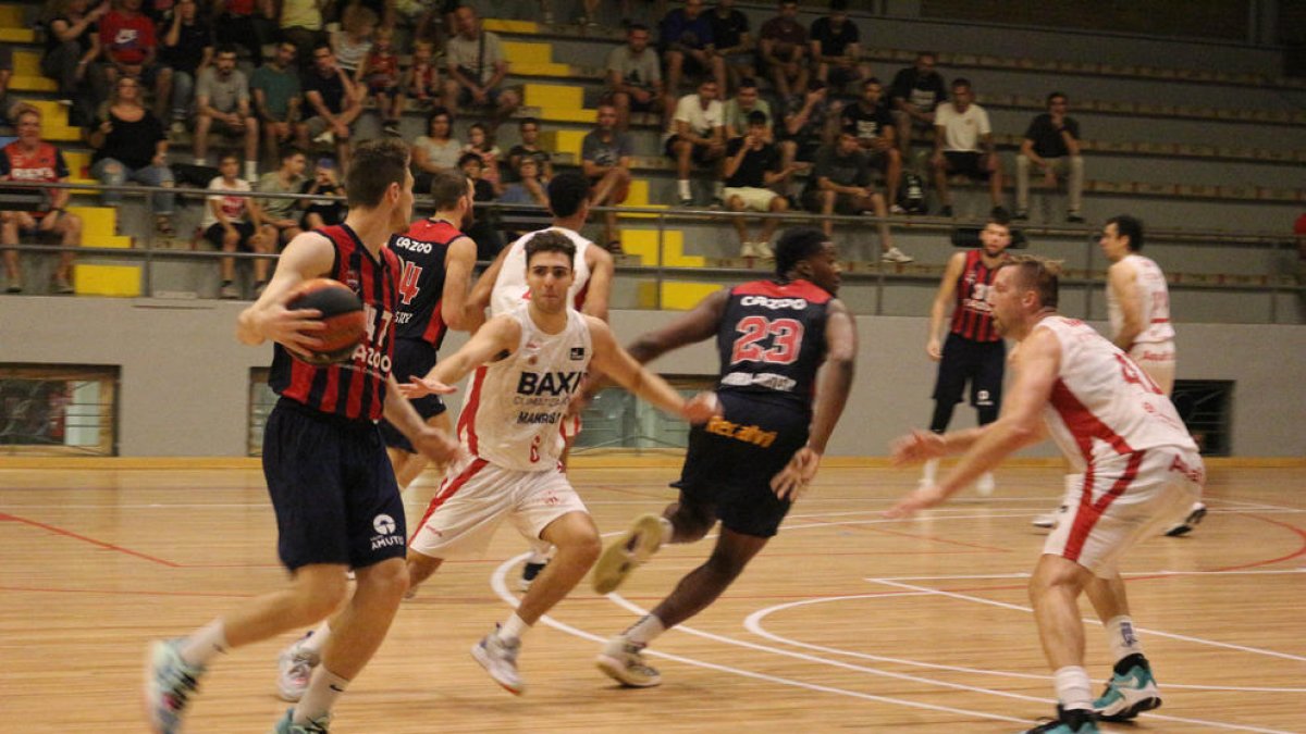Una acció del partit d’ahir a Balaguer.