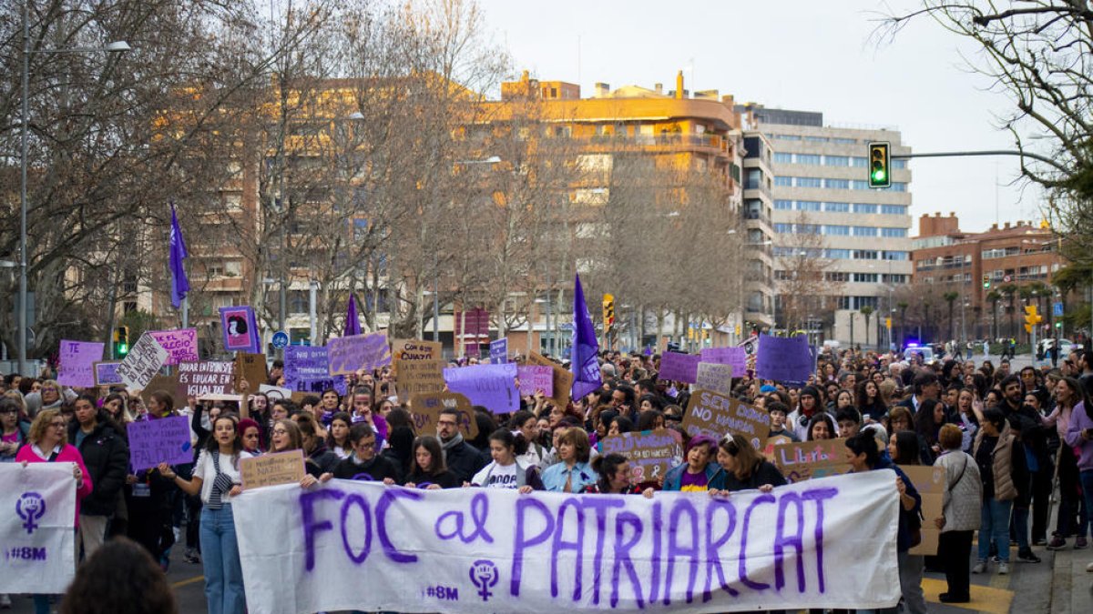 Los manifestantes convocados por Marea Lila con una pancarta con el mensaje ‘Foc al patriarcat’.