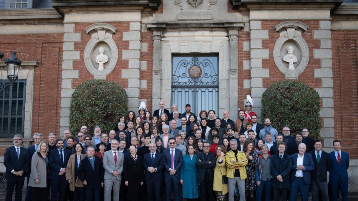 Foto de familia con autoridades, los representantes de la organización y los premiados en el palacete Albéniz de Barcelona.