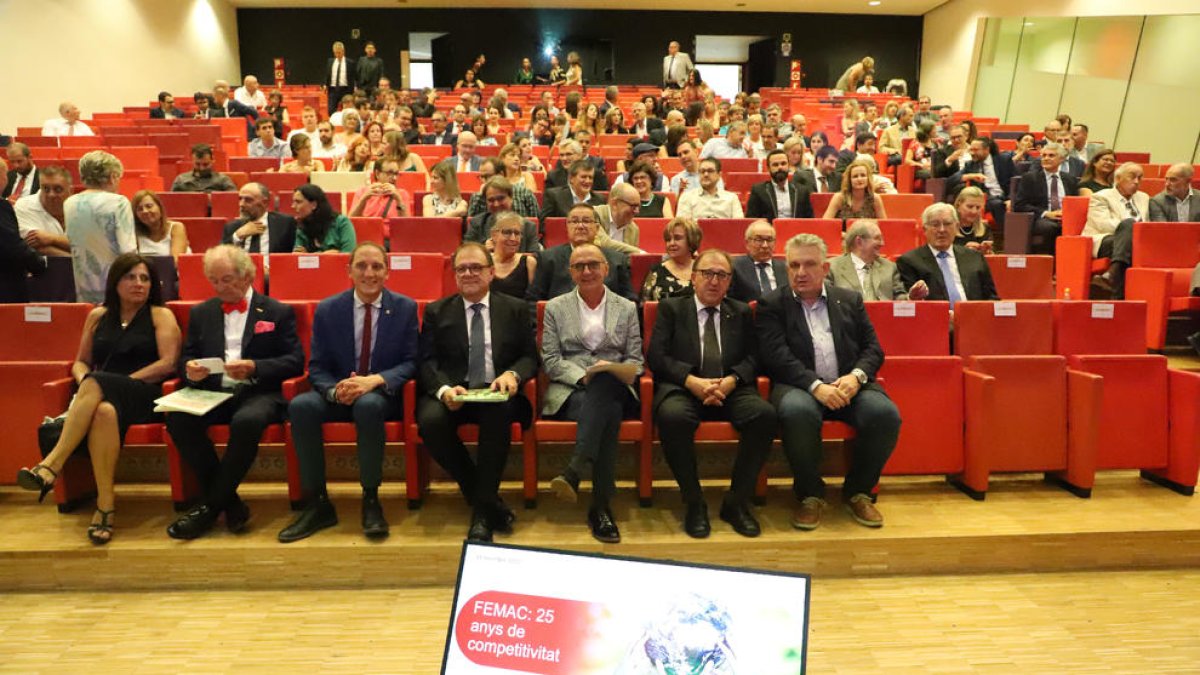 El president de la Femac, Josep Ramon Pons, amb les autoritats assistents a l’acte.