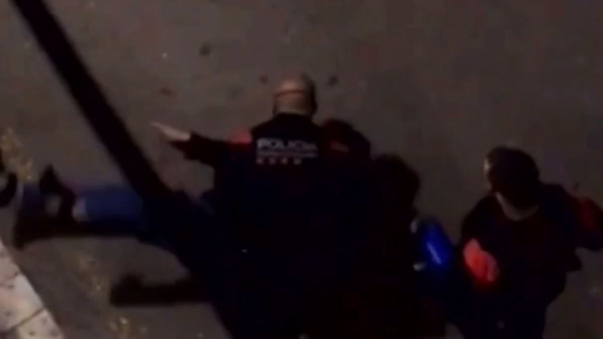 Los agentes habrían agredido y detenido ilegalmente a un joven.