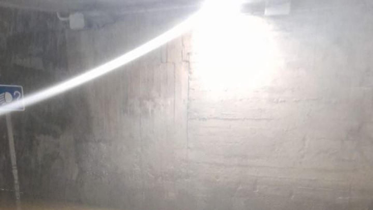 Submarinistas de los bomberos, en un paso subterráneo.