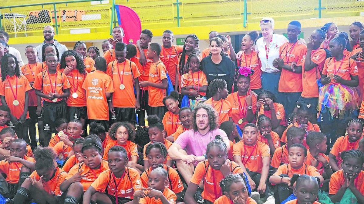 Carles Puyol, con niños del proyecto Save the Children en Colombia.