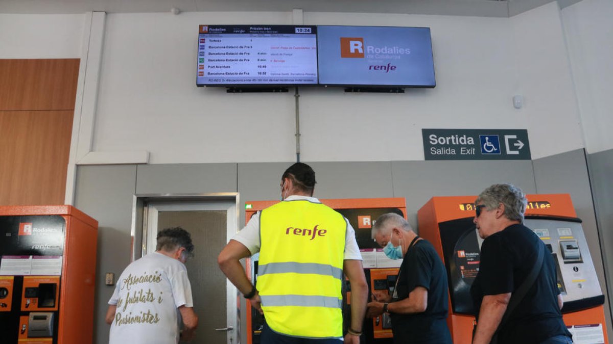 Molts usuaris es van quedar sense transport i Renfe va oferir com a alternativa un servei d’autobusos.