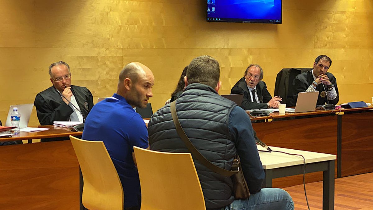 Stepan Lescov, de azul, declara en el juicio el pasado 26 de abril.