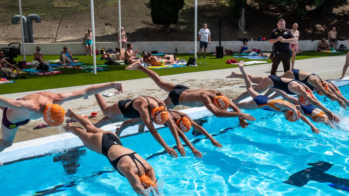 Miles de personas se mojan en España para visibilizar la esclerosis múltiple