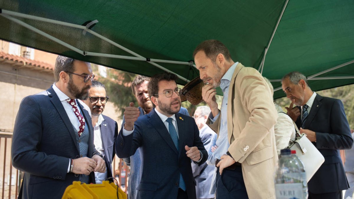 Pere Aragonès parla amb el director general de Conservació d’Adif, Àngel Contreras, ahir acompanyat pel conseller Juli Fernàndez.