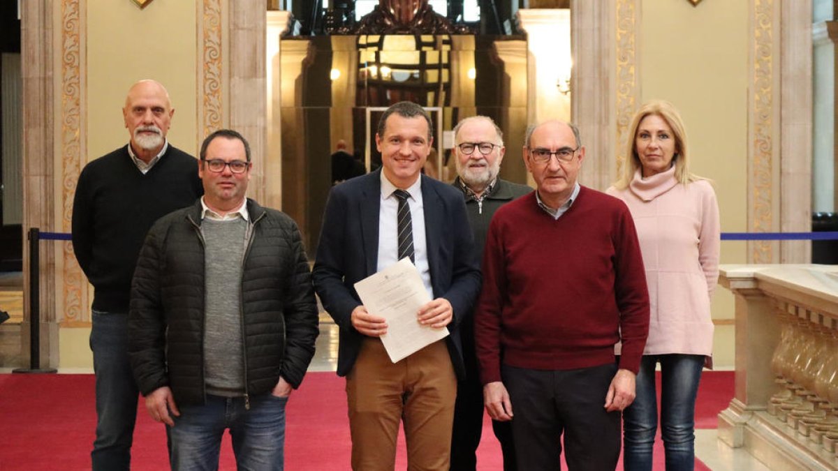 El diputat socialista Òscar Ordeig, al centre, amb els alcaldes i altres edils del Torà i Biosca.