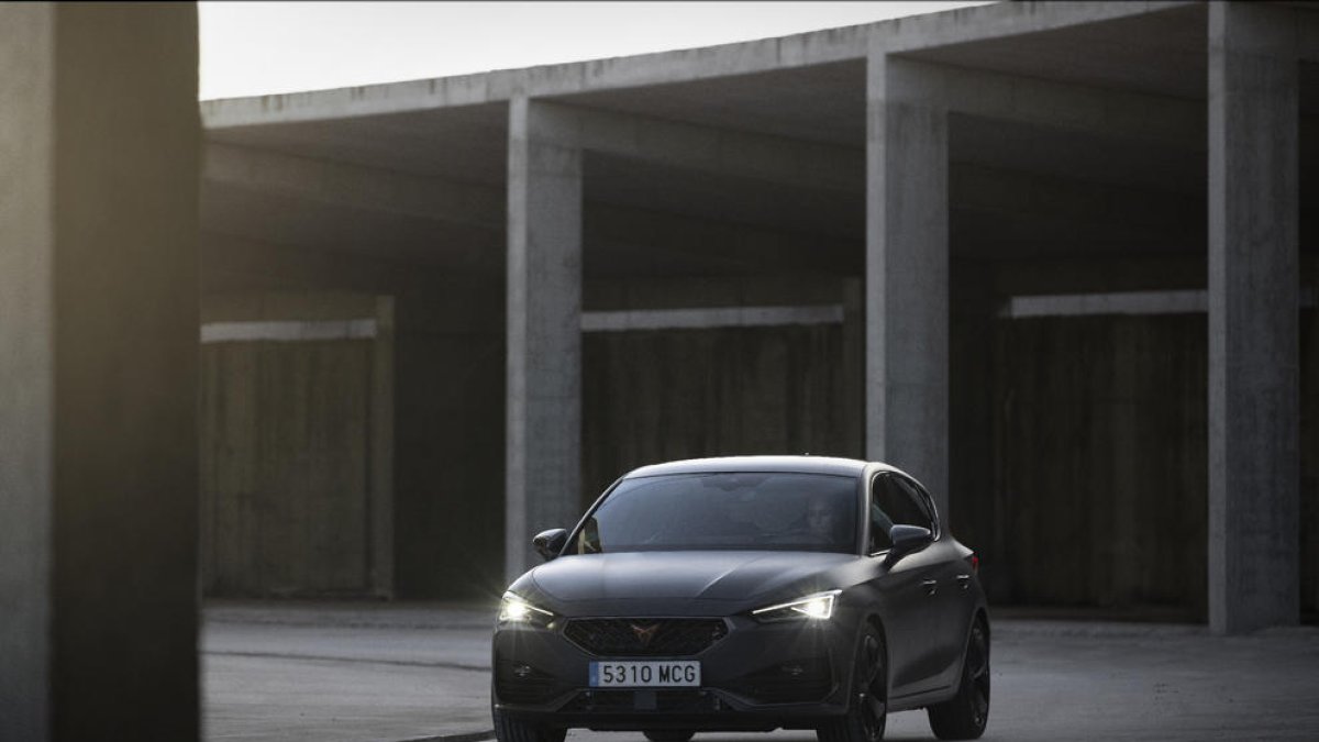 Cupra inicia les entregues del León 'mild hybrid' de 190 cavalls i els Sportstourer