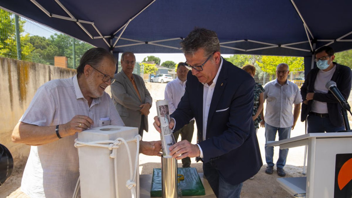 El presidente de La Torxa y el presidente de la Diputación, Joan Talarn, llenando la cápsula del tiempo.