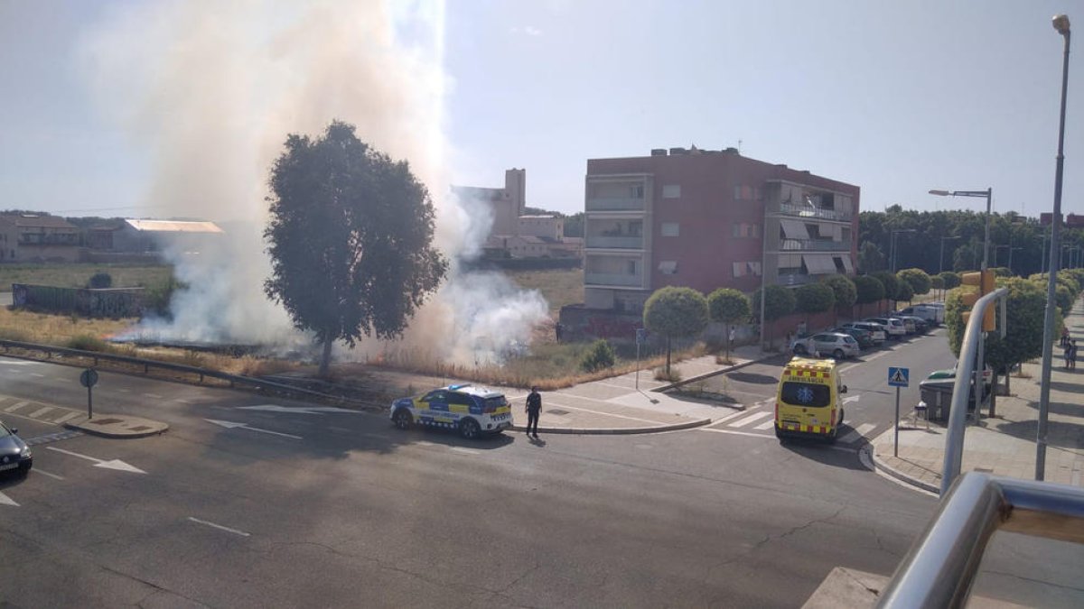 Incendio ayer en la avenida Prat de la Riba de Lleida.