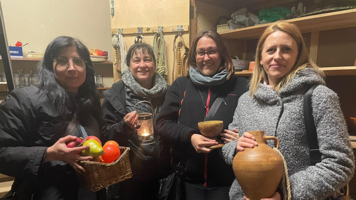 La Passió celebra el papel de la mujer en la obra, como este grupo de encargadas del atrezzo.